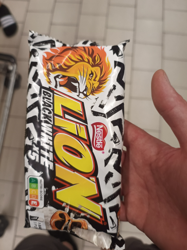 Nestlé Lion Black & White