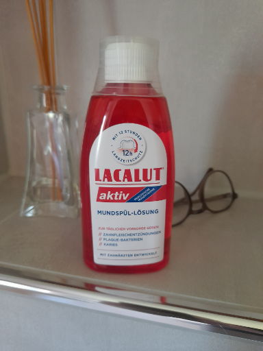 LACALUT aktiv Mundspül-Lösung 300 ml