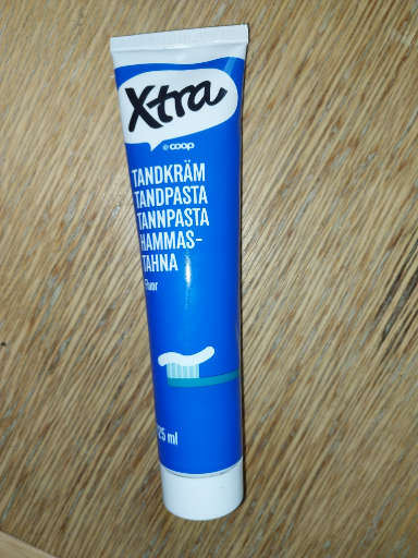 Colgate Triple Action Xtra White Blekande tandkräm med fluor