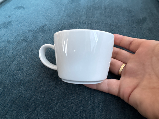 Weißer Keramik-Kaffeebecher