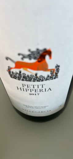 Petit Hipperia wine