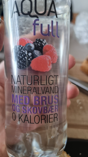 AQUA full mineral water