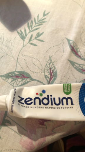 Zendium Sensitive Whitener toothpaste