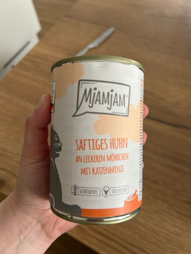 Saftiges Huhn an leckeren Möhren mit Katzenminze