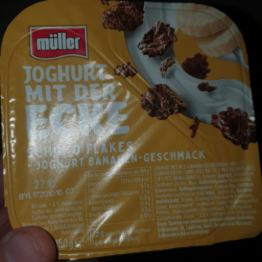 Müller Joghurt mit der Ecke Banane mit Schokolade-Flakes