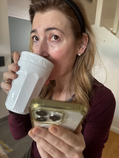 Weißer Keramikbecher