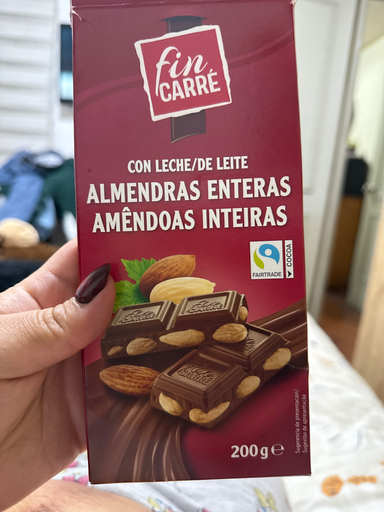 Fin Carré chocolate with almonds