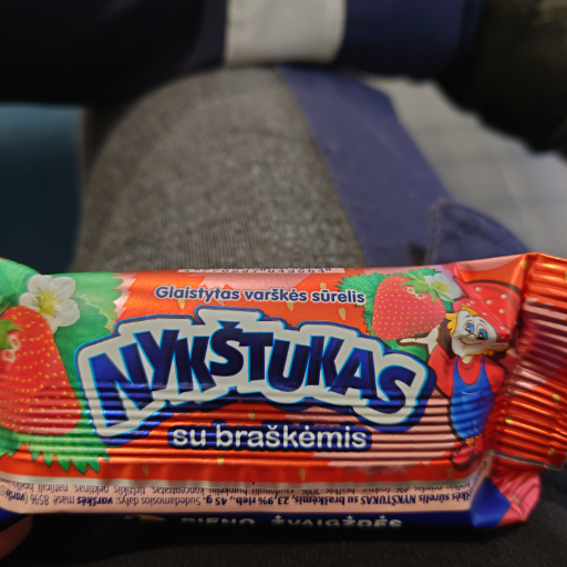 NYKŠTUKAS varškės sūrelis su braškėmis