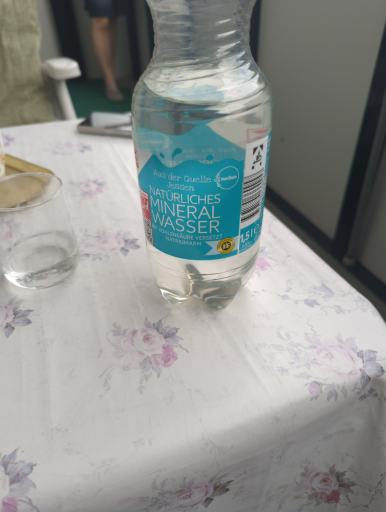 AUS DER QUELLE NATÜRLICHES MINERAL WASSER