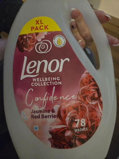 Lenor Wellbeing Collection Confidence Jasmine & Red Berries Fabric Conditioner
